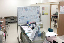 受付カウンターの奥は面談できる個室