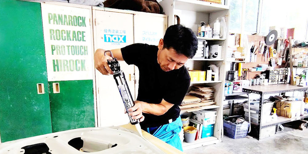 自動車の鈑金スタッフ（浦添市）【経験者／各種手当／無料駐車場完備