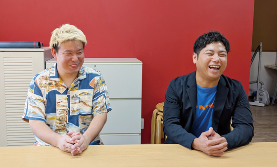笑顔で取材に答えるびんちょうたんのお二人