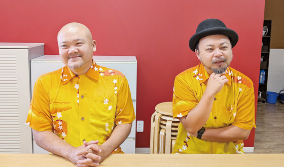 笑顔で取材に答えるノーブレーキのお二人