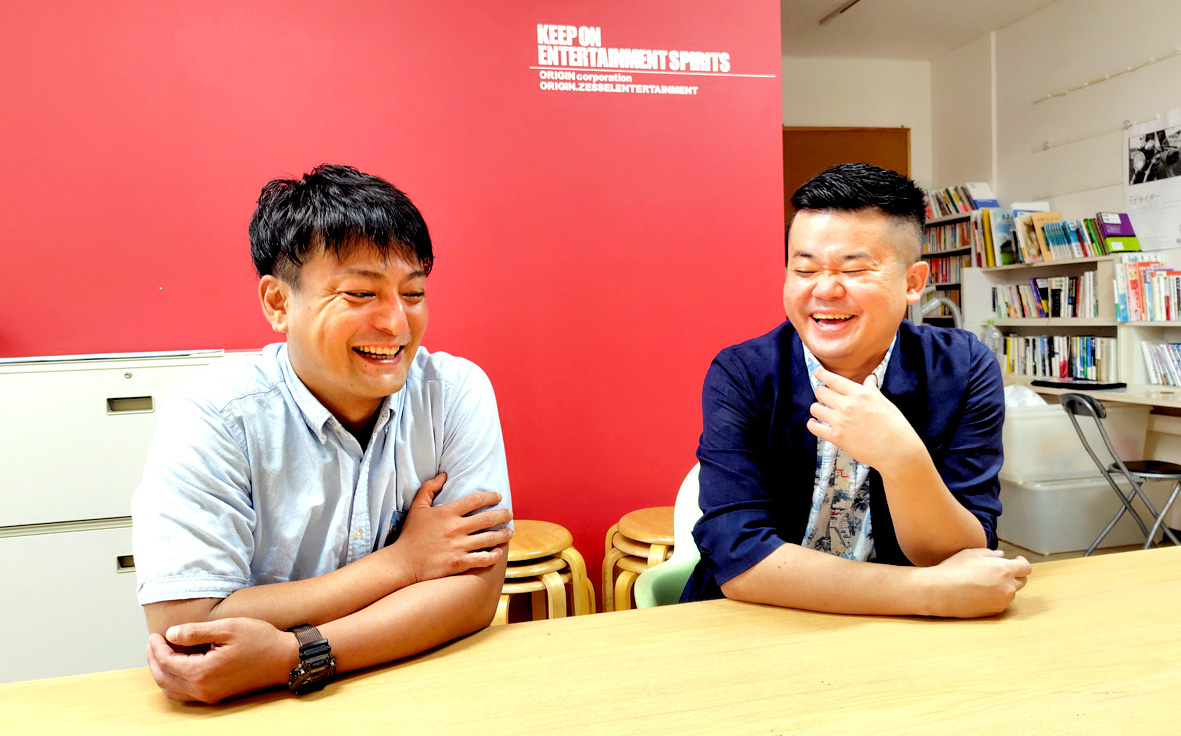 お笑いコンビしんとすけが笑顔で並ぶ写真