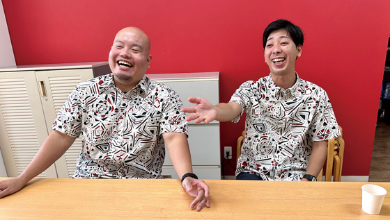 笑顔で話すすっとこどっこいのお二人の画像